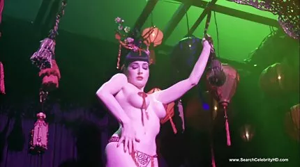สาวผมบลอนด์กำลังเย็ดบนเตียงในท่าสุดเร่าร้อนโดยไม่ถอดกางเกงใน ดู vdo หนัง x