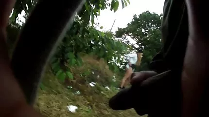 ฉันถอดชุดว่ายน้ำออกและยื่นไปที่หีของคนแปลกหน้า วีดีโอ โป้ ฝรั่ง