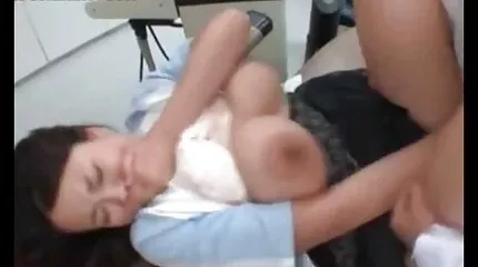 สามีซึ่งภรรยามีชู้สนุกกับการดูแฟนสาวของเธอนอกใจ วีดีโอ เอ๋ ก