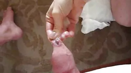 สาวสวยผอม fucks ตัวเองด้วย ดู วี โอ โป๊ dildo บนโซฟา